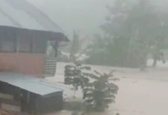 Potret salah satu rumah terendam banjir, Senin sore (17/10/2022).