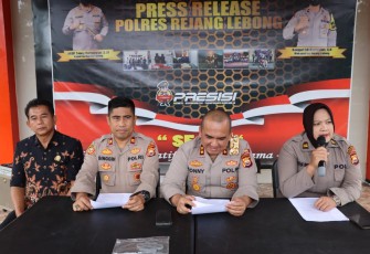 Kapolres RL AKBP Tonny Kurniawan, S.Ik., didampingi Kasat Resnarkoba Iptu Cahya Prasada Tuhuteru saat press conference, Senin (07/11/22).
