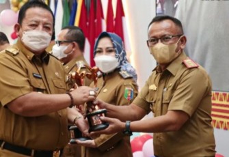 Kadis PPPA-KB dr. Budi Wiyono saat menerima penghargaan KLA Dari Kementerian PPPA-RI