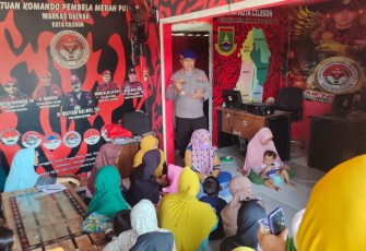 Ditpolairud Polda Banten saat Bagikan Paket Sembako Kepada Anak Yatim dan Kaum Dhuafa