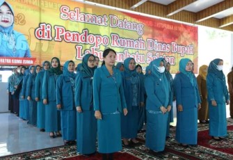 Ketua TP. PKK Ny. Hj. Darni Hatna Edimin Selatan saat melantik pengurus TP. PKK Labuhanbatu Selatan di Aula Pendopo Rumah Dinas Bupati, Hadundung, Selasa (21/06/2022).