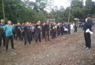 Dirut PUDAM Tirta Lawu Karanganyar, Prihanto, saat memberikan pengarahan kepada para peserta kegiatan capacity building "Korsa PUDAM Tirta Lawu Karanganyar Angkatan ke-2," di kawasan bumi perkemahan Bukit Sakura Lawu, Tawangmangu, Kabupaten Karanganyar, Senin (19/1/2022).