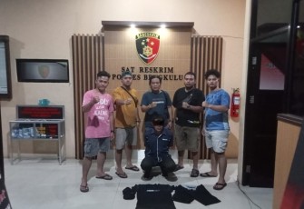 Tersangka (jongkok diborgol) dan barang bukti saat diamankan
