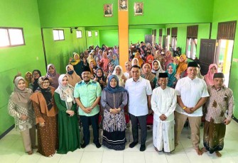 Ketua DPD Partai Gerindra Jatim, Anwar Sadad dalam kegiatan bertemu kader Fatayat NU Kabupaten Kediri, Minggu (24/7/2022), usai sosialisasi Wawasan Kebangsaan. 