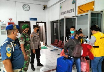 TNI-POLRI bersama instansi terkait saat melaksanakan razia sertifikat vaksin