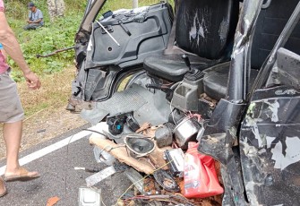 Kondisi minibus ringsek usai tabrak truk