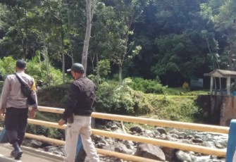 Polisi saat mendatangi TKP 