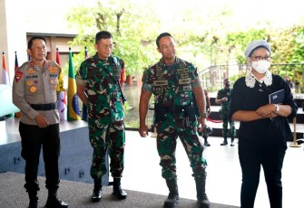 Pangdam IX/Udayana bersama Panglima TNI Jenderal Andika saat mendampingi Presiden RI dalam agenda kunjungan kerjanya meninjau Venue Presidensi G20 di Bali, pada Selasa, 8 November 2022.