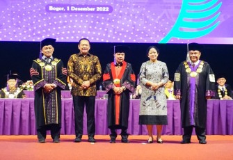 Bamsoet (dua dari kiri) saat menghadiri Sidang Terbuka Senat Akademik Universitas Pakuan dalam rangka pengukuhan Sufmi Dasco Ahmad sebagai Profesor bidang Ilmu Hukum, di SICC, Sentul, Bogor, Jawa Barat, Kamis (1/12/22).