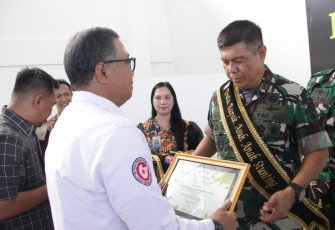 Danrem 142/Tatag beserta Istri saat Dikukuhkan Jadi Bapak dan Bunda Asuh Anak Stunting