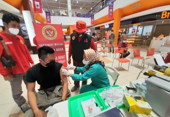 Vaksinasi 'Door To Door' di Mega Mall