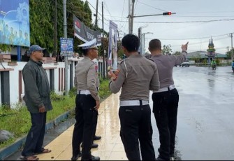 Petugas saat cek disekitar lokasi pemasangan ETLE di Simpang 3 Sawah Lebar Kota Bengkulu.