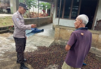 Bripka Marzuki saat Himbau Harkamtibmas ke Warga Desa Lawang Agung