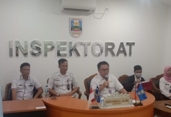 Henry Dunan saat Konferensi Pers, Kamis, (29/12/2022) Kemarin, di kantor Inspektorat, Komplek Pemda.
