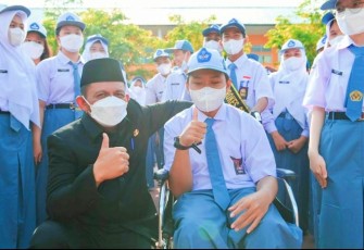 Gubernur Prov Kepri.H.Ansar Ahmad SE.MM saat berfoto bersama pelajar