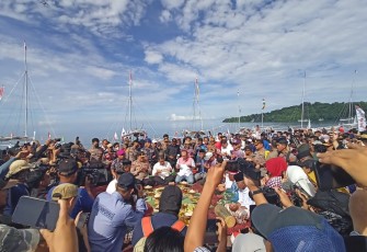 Gemuruh ribuan penonton di Pantai Silopo, Rabu 31 Agustus.