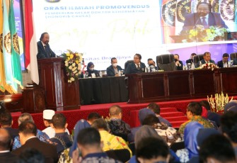 Surya Paloh saat orasi ilmiah promovendus di FISIP Universitas Brawijaya, Malang. 