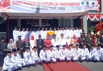 Foto bersama usai upacara bendera Merah Putih dalam rangka HUT Kemerdekaan Republik Indonesia ke - 77 di Halaman Kantor Bupati Pasaman, Rabu (17/8/2022).