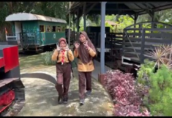 Peserta lomba vlog wisata Blora sedang melakukan vlog di destinasi wisata loko tour di kecamatan Cepu kabupaten Blora.