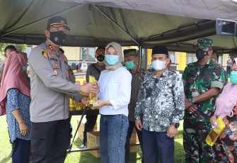 Kapolres Lebong Polda Bengkulu AKBP Awilzan, S.IK, didampingi Pabung Kodim 0409/RL dan Staf Ahli Bupati serta Kadinkes saat memberikan minyak goreng ke salah satu peserta vaksinasi