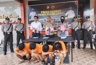 Kapolres RL AKBP Tonny Kurniawan S.ik didampingi Kasat Resnarkoba Iptu Cahya Prasada Tuhuteru serta Kapolsek Bengko IPDA M. Dodi Mardiansya, S.H., saat press conference kemarin (Senin, 07/11/22).