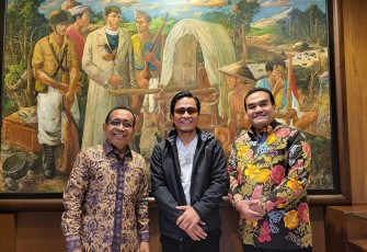 Bupati Blora Arief Rohman ( kanan) dan Gus Miftah (kiri) bertemu dengan Mensesneg Pratikno bahas pembangunan Bendungan Karangnongko.