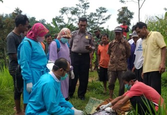 Petugas kepolisian dan tim medis sedang   melakukan proses evakuasi terhadap jasad Kariyo Ponimin. (Foto : Istimewa/Humas Polres Karanganyar)