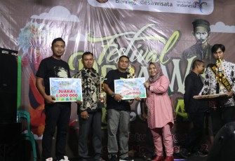  Wakil bupati Blora Tri Yuli Setyowati menyerahkan piagam penghargaan dan uang pembinaan kepada desa pemenang Festival Desa Wisata Blora 2022 di Desa Sambongrejo kecamatan Sambong kabupaten Blora.