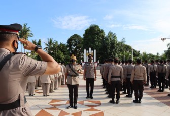Kapolresta Tanjungpinang saat Pimpin Upacara Ziarah Makam Pahlawan dan Tabur Bunga