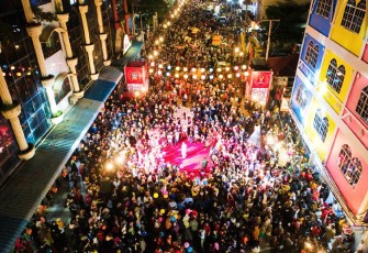 Masyarakat tampak Tumpah Ruah Padati Festival Lampion Lantern Dream Parade 