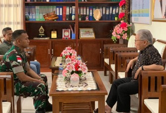 Dansatgas Yonif 511/DY saat Komsos dengan Uskup Agung di Merauke Supaya Tercipta Keamanan di Perbatasan 