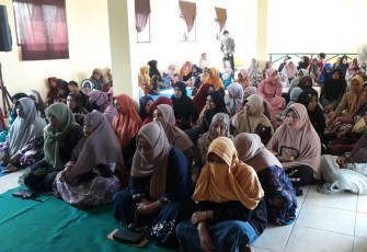 Sosialisasi dan edukasi vaksinasi kepada wali murid, di MI Darul Ulum Sukosari