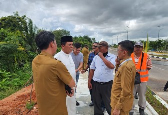Gubernur Kepri H. Ansar Ahmad saat turun langsung meninjau proyek pembangunan pedestrian dan penataan median jalan Bandara Raja Haji Fisabilillah, Selasa (8/11). 