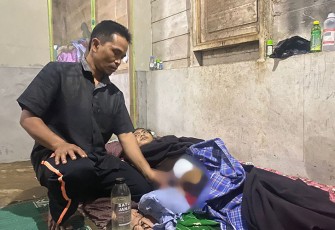 Tomi Hermawan (22) warga Desa Sidomukti, Kecamatan Padang Jaya, Kabupaten Bengkulu Utara terbaring tak berdaya alami luka infeksi di paha kanannya, saat disambangi awak media, Minggu (02/10/2022).