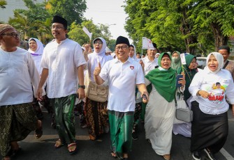 Puluhan Ribu Santri saat Jalan Sehat Sarungan Bareng Gus Muhaimin 