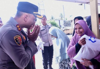 Kapolres Aceh Timur saat Serahkan Bansos Kepada Warga Julok