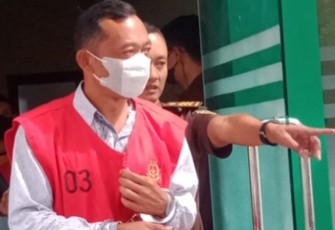 Kades Berjo, Suyatno,  mengenakan baju tahanan usai menjalani pemeriksaan di Kejari Karanganyar sebagai salah satu tersangka atas kasus dugaan korupsi pengelolaan dana BUMDes Berjo, Selasa (27/9/2022). (Foto : Istimewa).