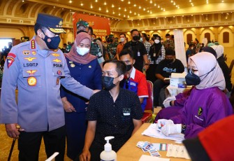 Kapolri Tinjau Akselerasi Vaksinasi Booster di Sleman City Hall, Kabupaten Sleman, DIY.