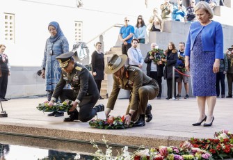 Kasad Jenderal TNI Dr. Dudung Abdurachman bersama Kasad Australia Letjen Simon Stuart saat meletakkan karangan bunga di Australian War Memorial di Canberra, ACT. Senin, (10/10/2022).