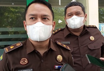 Kasi Pidsus Kejari Karanganyar, Tubagus Gilang Hidayatullah, memberikan keterangan kepada wartawan terkait penetapan tersangka kasus dugaan korupsi dana BUMDes Berjo, di Kantor Kejari setempat, Kamis (15/9/2022).