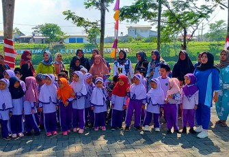 Foto bersama di Taman Ramah Anak Sektor 8 Citarum Harum