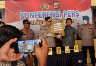 Kapolres Aceh Timur AKBP Andy Rahmansyah, S.I.K. saat memimpin konferensi pers di halaman Kantor Satreskrim Polres Aceh Timur, Jum’at, (19/08/2022) sore.