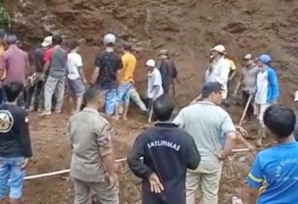 Aparat bersama warga saat proses pencarian korban.