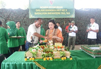 Pangdam Kasuari saat Beri Kejutan di HUT ke-3 Yonif 761/KA