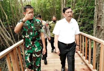 Pangdam IX/Udayana Mayjen TNI Sonny Aprianto, S.E., M.M., saat mendampingi Menko Marves RI Jenderal TNI (Purn) Luhut Binsar Pandjaitan, M.P.A., meninjau lokasi yang akan dikunjungi oleh para Delegasi KTT G20, pada Selasa (4/10/2022).