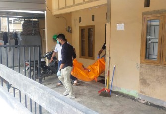 Polisi saat evakuasi mayat