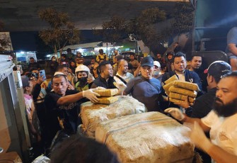 Kehebohan pengendara pasca pengungkapan 1 ton lebih ganja di Jalan Letjen Jamin Ginting tepatnya lampu merah fly over Jamin Ginting, Simpang Pos, Kwala Bekala, Kecamatan Medan Johor, Senin (12/12/2022) malam sekitar pukul 19.00 WIB.