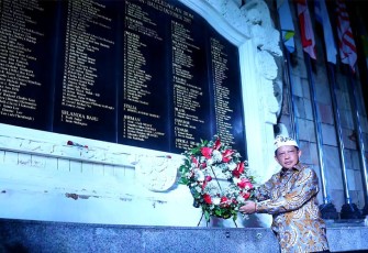 Mendagri Muhammad Tito Karnavian saat meletakan karangan bunga mengenang para korban Bom Bali, Rabu (12/10/2022).