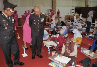 Kapolda Bengkulu Irjen Pol Drs Agung Wicaksono, M.Si saat melihat Lomba Melukis para pelajar.
