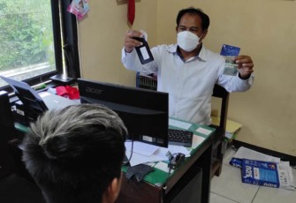 Penyidik saat memeriksa tersangka sekaligus menunjukan barang bukti.